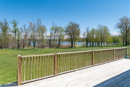 Farm and Lake: Remote Getaway