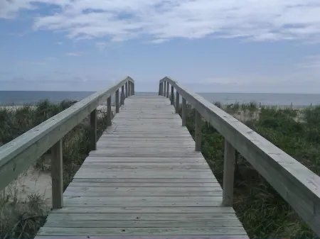 AIR CONDITIONED 4 Bed/2 Bath Beach House