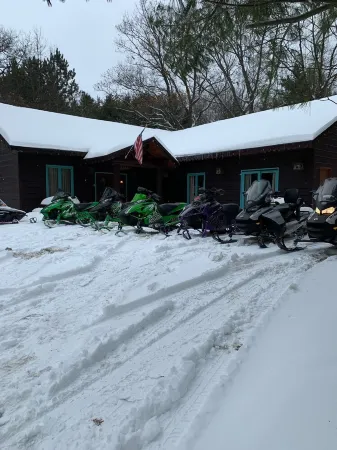 Northwoods Rustic Lodge steps away from Round Lake in Richardson Bay & Pontoon
