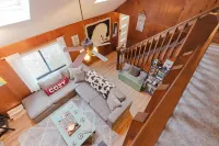 Tranquil 4-bedroom cabin, fireplace, firepit, games, private community