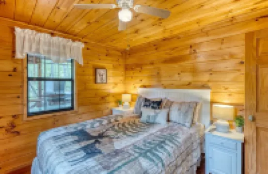 New Romantic Creekside Getaway with King Size Bed, Hot Tub & Pet Friendly
