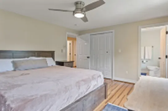 Cozy Home 1mi. to Beaches/Shops/Dining, Hot Tub, Big Patio, Pvt Yard, Fire Pit