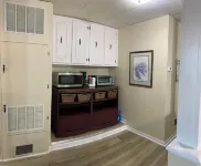 2-bedroom Carriage House in downtown Topeka - AC  high speed Wi-Fi & parking
