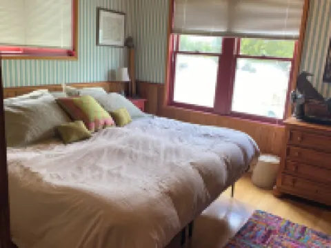 LoveJoy Cottage in quaint historic Coupeville. views of Penn Cove - Pet friendly
