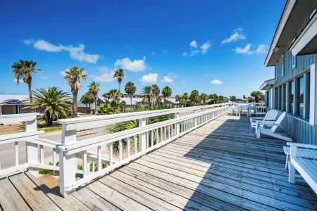 Texas Paradise! Enjoy sunrises, sunsets & waterfront views in one place. Отели рядом с достопримечательностью «Парк Рокпорт Бич»