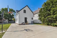 The Believeland Bungalow - Bungalows