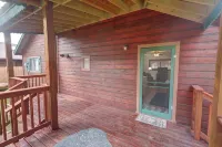 River's Edge Retreat Hotels in Red River