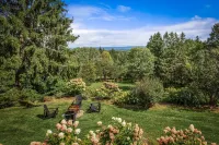 Relaxing Catskill Escape, Mountain Views • Hot Tub •  Fire Pit • Heated Pool