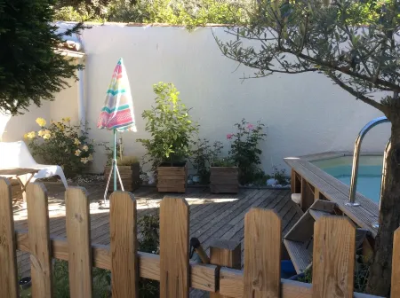 Charming apartment with private pool and secure parking Отели в г. Ним