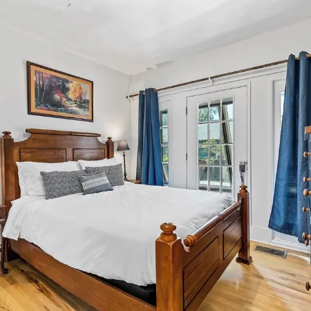 House of Mint - Down Town FLG w/  Hot Tub! Sleeps 12