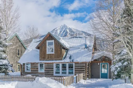 Rated CB's Best Designer Luxury Home in Town! 1Block Free Shuttle! 2Fireplaces! Отели в г. Крестед-Батт