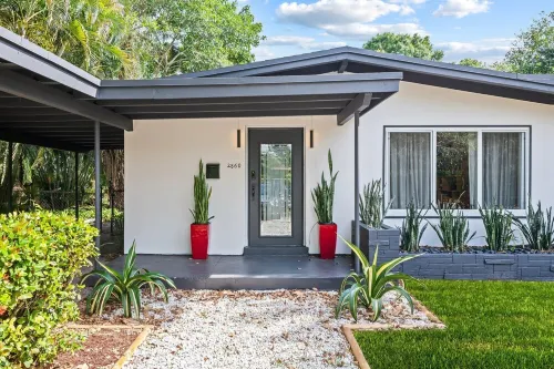 Brand New Lux Private Retreat with Hot Tub - by HardRock,LasOlas,beach, airport