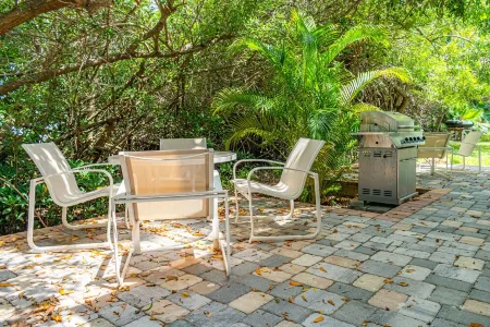 Beautiful 2nd fl. condo across the street from the beach. Отели рядом с достопримечательностью «Тики Гарденс - Индиан-Шорс Бич Аксесс»