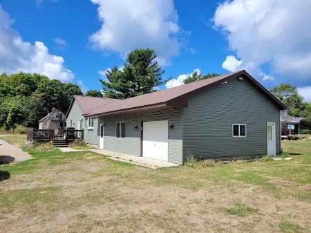 A Stone's Throw from Lake Superior, the bay and downtown pet friendly