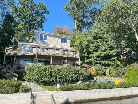 Direct Lakefront Living - Floating Dock, Boat Watching, Kayaks, & EV Charger Отели в г. Нью Фэрфилд