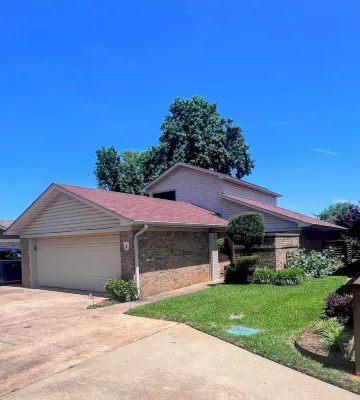 THE FAIRWAY: Modern 3BR with beautiful golf course views and convenient location Отели рядом со станцией Longview Amtrak Station