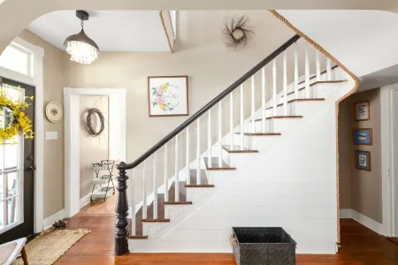 Welcome to the Rusty Rose-Restored Farmhouse feel in the heart of Jefferson, MD Отели в г. Джефферсон