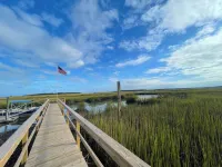 Charming Waterfront Cottage – Private Dock, Panoramic Views, and Park Passes! Hotels in Murrells Inlet