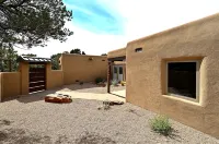 Spacious 3 bedroom, 2 bathroom luxury home; AC; 1 mile to historic Canyon Road - บังกะโล
