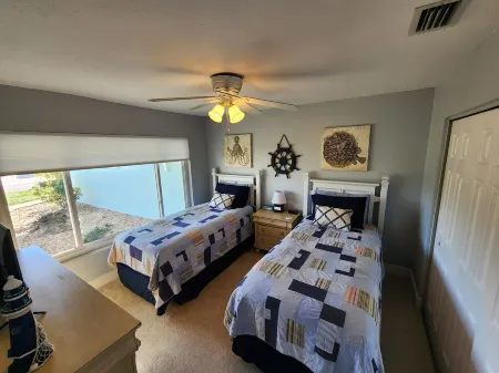 Tranquil Waterfront Pool Home with beautiful views and sunsets and great fishing Отели рядом с достопримечательностью «Кидстар Парк»