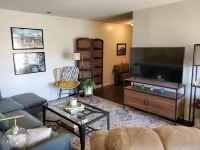 The Redhawk Hideaway: Charming 2BR Condo near Miami Univ in Oxford! Book now!
