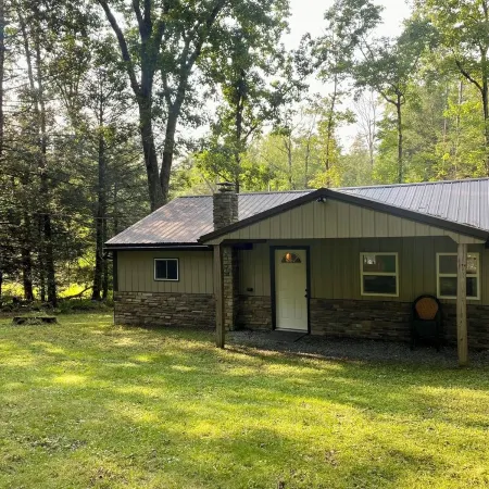 Beautiful cabin 11 miles from Beaver Stadium.  Enjoy an unplugged PSU weekend.