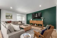 Beautiful Desert Oasis w/Pool, Spa, Putting Green, Pickleball and Game Room!