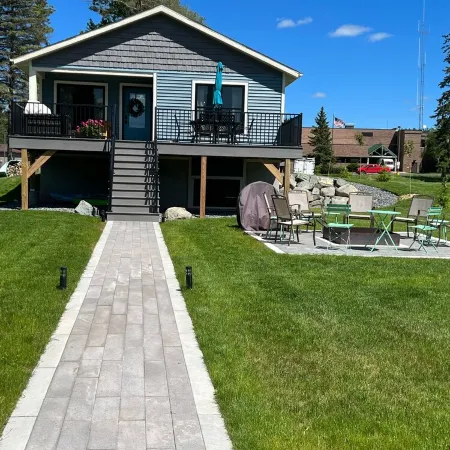 On the Chain, near downtown, close to trails, private dock, dog-approved! 🌊 🌞 🐶 Отели в г. Игл Ривер