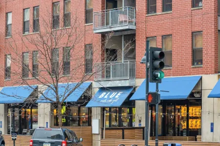 Near Wells Fargo, King Bed and Balcony and washer dryer, fitness room, Fireplace Отели рядом с достопримечательностью «Грэйтер Де-Мойн Ботаникал Гарден»