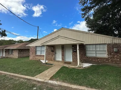 Piney Woods 7 - King Bed Arkansas Convention Center附近的飯店