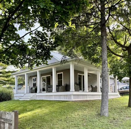 Year-Round Fun at our Like-New Lakeside Retreat!