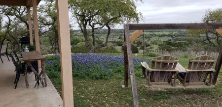 Cozy hilltop guesthouse at Barkspin Oaks Ranch. Beautiful views! Отели рядом с достопримечательностью «Ian's Chapel at Camp Lucy»