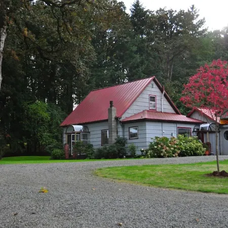 1880's Farm House on a Christmas Tree Farm 5 Minutes to Oregon State University