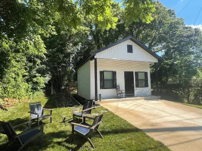 Cozy 1-bedroom Tiny House with WiFi, AC in beautiful Somerset Hotels near International Paranormal Museum and Research Center