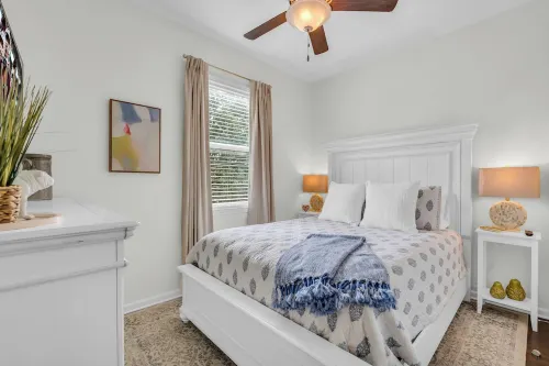 Completely Updated Condo, 15 Minute Walk to Davis Wade Stadium!!