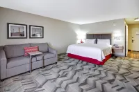 Hampton Inn & Suites by Hilton Medicine Hat Отели рядом с достопримечательностью «Колледж Медисин-Хат»
