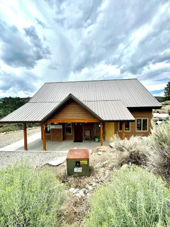 New Rental. Sleeps 8. Family Getaway with Great Views of Panguitch Lake & Sunset