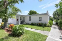Spacious studio, 2 blks walk to Ave, close to beach, pets allowed, free parking