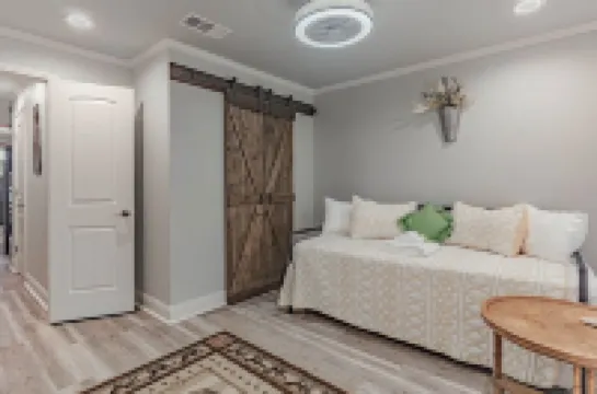 Lake Access / Pool / Private Patio / BBQ  / WiFi / Free Parking / Self Check-in