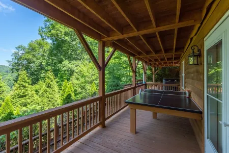 Hot Tub+Fire Table, Fireplace, Wi-Fi, Grill, Games, Peaceful, Close to Avl!