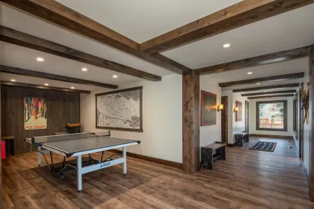 Sun Valley Amenities! Remodeled Ski in-Ski Out Condo with Pool and Hot Tub!