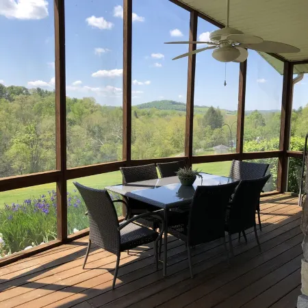 Adjacent to South Holston River. Pet/smoke free!  Great fishing! Close to BMS!