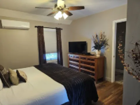 Whiteface Mtn/Wilmington, NY~~Hot Tub, Gas Fireplace, 2 Minutes to Whiteface!!