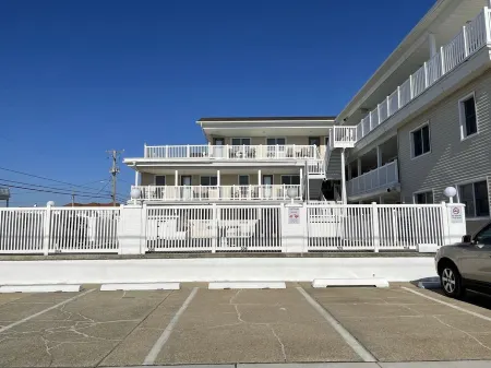 Condo, 2 Bedrooms, 1 Bath, Sleeps 6, 1 Block from beach