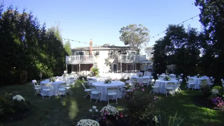 4 BR. 2 BTH, HOT TUB, MINS TO JONES BEACH, MINS TO RIVIERA WALK TO TRAIN TO NYC