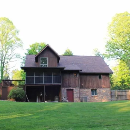 Secluded Luxury Mountain Chalet near downtown Fayetteville