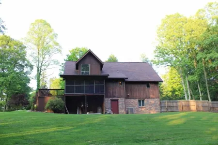 Secluded Luxury Mountain Chalet near downtown Fayetteville