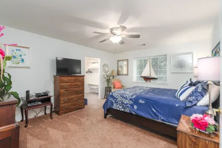 WARM AND INVITING, PEACEFUL No steps, Wide doorways , Recliner, Garage