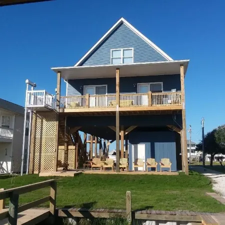 Water Lovers Paradise! New 6 br 4 ba  boat ramp and dock on canal. Near ocean