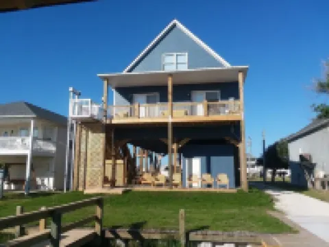 Water Lovers Paradise! New 6 br 4 ba  boat ramp and dock on canal. Near ocean